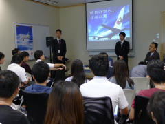學生參觀在赤鱲角機場的日本航空辦事處，並與香港澳門和南中國區域經理中原太先生會面(前排右座)。
